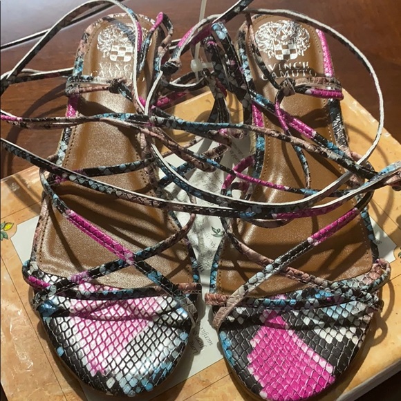 VINCE CAMUTO PRASETTA ANKLE-WRAP WEDGE SANDAL. - Picture 8 of 13